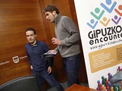 A la izquierda, Sabino San Vicente, coordinador de Gipuzkoa Encounter, junto a Ibai Iriarte, alcalde de Tolosa, en la presentación de esta mañana.