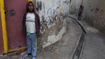 El joven afroiraní Adham delante de la casa.