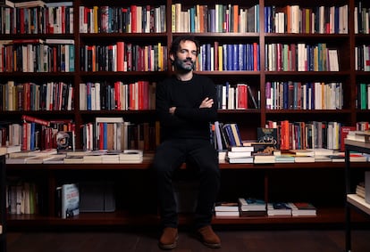 Luis López Carrasco, escritor y director de cine, en la librería La Central de Madrid.