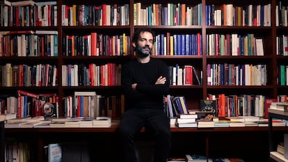 Luis López Carrasco, escritor y director de cine, en la librería La Central de Madrid.