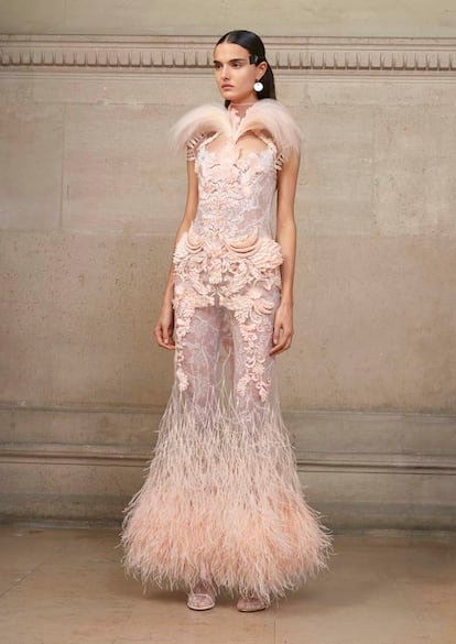 La colección de alta costura primavera-verano 2017 de Givenchy consta de solo once looks. Se presentaron sobre la pasarela durante la semana de la moda masculina, junto a las propuestas para hombre de otoño-invierno 2017. Y ahora se exhiben en uno de los principales salones de la maison.