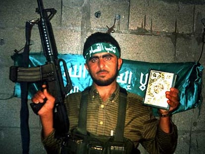 Un suicida palestino de Hamás, con el fusil y el Corán, al anunciar su determinación de convertirse en hombre-bomba, que luego cumpliría.