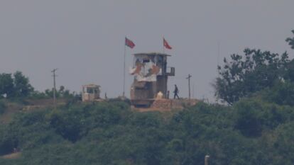 Un soldado norcoreano junto a un puesto de guardia junto a la zona desmilitarizada que separa a las dos Coreas, el 16 de junio de 2020.