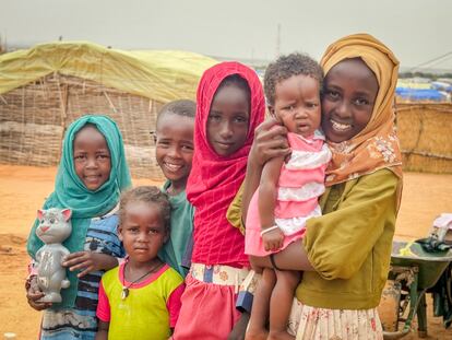 Desde la izquierda, Mahali (con Tom en brazos), Mulhim, Muhamat, Mihaf, Mihan y Mushtaha, el 17 de julio en el campo de Adré. Falta la hermana menor, Mihan, que nació hace cinco meses en la maternidad apoyada por Médicos Sin Fronteras en el hospital de referencia de Adré. "Aquí no hay electricidad, así que no hay que ver la televisión. Me encantaba ver MBC3, un canal para niños", cuenta  Mushtaha. La niña se queja de que, al estar en medio del desierto, tampoco hay árboles bajo los que jugar. "Mis padres construyeron un refugio con un techo de metal para dormir, y ahí es donde nos quedamos y donde jugamos", explica.