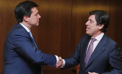 El consejero de Sacyr, Manuel Marique (derecha), y el presidente ejecutivo de Merlín Properties, Ismael Clemente
