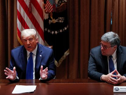 El presidente saliente de Estados Unidos, Donald Trump, junto al fiscal William Barr, en septiembre pasado.