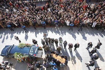 Cientos de Vallisoletanos contemplan cómo sale el ataud de Miguel Delibes de la Casa Consistorial rumbo a la catedral, antes de la misa de funeral