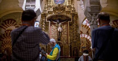 Turistas en el interior de la Mezquita de C&oacute;rdoba.