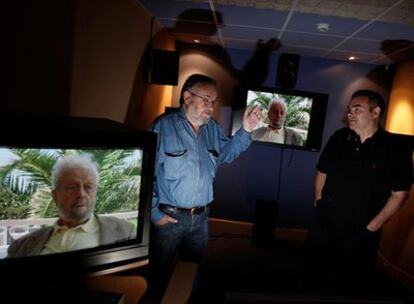 El director José Luis García Sánchez (izquierda) y el productor Roberto J. Oltra, en la sala de montaje de su película <i>Por la gracia de Luis.</i>