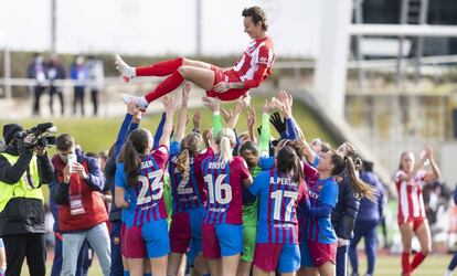 Les jugadores del Barça mantegen la de l'Atlètic Virginia Torrecilla, després de la Supercopa.