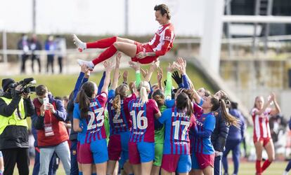 Les jugadores del Bar?a mantegen la de l'Atltic Virginia Torrecilla, desprs de la Supercopa.