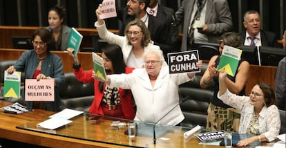 Deputadas protestam na Câmara.