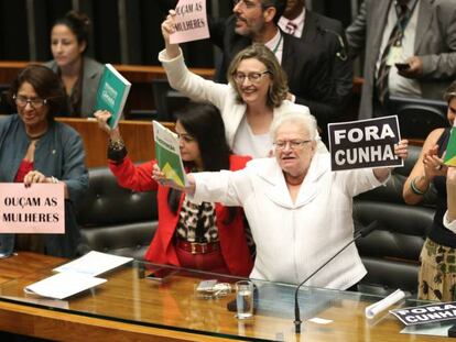 Deputadas protestam na Câmara.