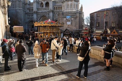 Numerosos turistas en la plaza del Ayuntamiento de Toledo, en diciembre de 2024.