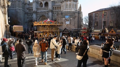 Numerosos turistas en la plaza del Ayuntamiento de Toledo, en diciembre de 2024.