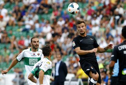 Seferovic cabecea ante dos rivales del Elche.