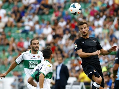 Seferovic cabecea ante dos rivales del Elche.