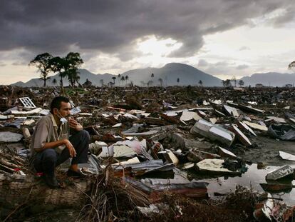 Un hombre contempla las ruinas de Banda Aceh (Indonesia) tras el desastre causado por un tsunami en diciembre de 2004.