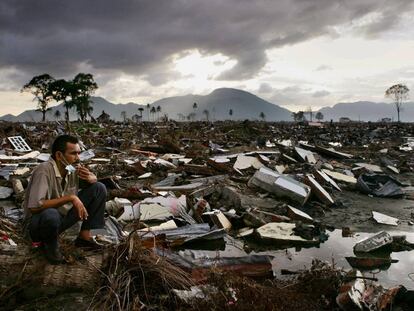 Un hombre contempla las ruinas de Banda Aceh (Indonesia) tras el desastre causado por un tsunami en diciembre de 2004.