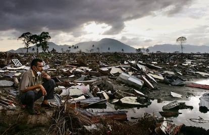 Un hombre contempla las ruinas de Banda Aceh (Indonesia) tras el desastre causado por un tsunami en diciembre de 2004.