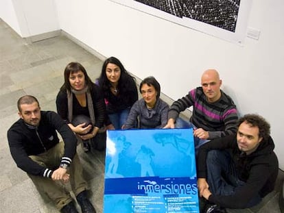 De izquierda a derecha, el comisario de <i>Inmersiones,</i> Iñaki Larrimbe; Ana Valdeolivas, Anabel Quincoces, la diputada López de Lacalle, Ibon Sáenz de Olazagotia y Natxo Rodríguez, ayer en Vitoria.