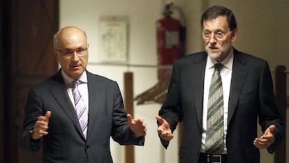 Rajoy con Duran en el pasillo del Congreso en julio de 2012.