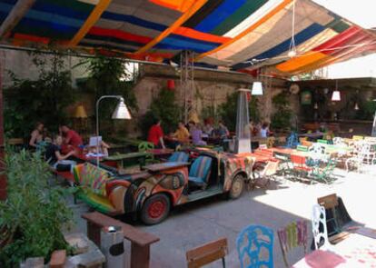 Chasis de viejos Trabant en el patio del bar Szimpla Kert, Budapest