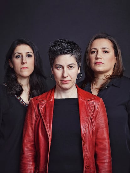 Ciberactivistas: Ana Isabel Bernal Triviño, Patricia Horrillo e Isabel Mastrodoménico.
«Incorporar la perspectiva de género a la comunicación es clave porque nos construye y sirve de referente», dice Isabel Mastrodoménico, de la Agencia Comunicación y Género. Hoy el vehículo para hacerlo es Internet, herramienta de cambio donde trabajan estas tres mujeres desde el ámbito académico, de la investigación social y el periodismo.
Mastrodoménico da pasos para moldearlo hacia la igualdad. Su agencia ha sido elegida para cumplir uno de los puntos del pacto de Estado contra la violencia de género: la formación para informar con perspectiva de género a periodistas de la televisión pública. Patricia Horrillo, periodista y activista, está cambiando la mayor plataforma de consulta del mundo: Wikipedia, que parece neutral, pero no lo es. «No llegamos al 10% de editoras, y de todas sus biografías, solo un 16% son de mujeres». Para solventar la brecha, Horrillo organiza Editatonas desde 2015: «Maratones de edición temáticos. Llevo unos 15 sobre fotógrafas, compositoras, científicas, viajeras… ». Ana Isabel Bernal-Triviño más que una ciberactivista es una doctora en Periodismo, profesora en la Universitat Oberta de Catalunya y periodista con mucha presencia en Internet. Acaba de recibir un premio por su defensa de los derechos de la mujer del Instituto de Derechos Humanos de Catalunya. Ella señala que uno de los grandes momentos de esta oleada de cambio lo ha traído el #MeToo. «La red ha sido como los grupos de autoconciencia de los setenta. El sentimiento de unión es el mismo. Cada tuit ha llevado a la reflexión y autocrítica de todo un sistema».