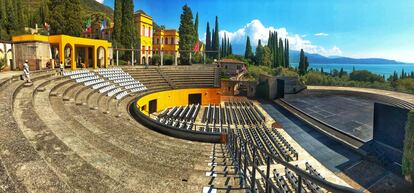 Vista panorámica del anfiteatro del Vittoriale en Gardone, última morada del poeta D'Annunzio. 