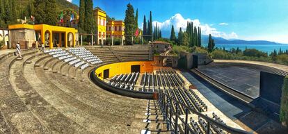 Vista panorámica del anfiteatro del Vittoriale en Gardone, última morada del poeta D'Annunzio.