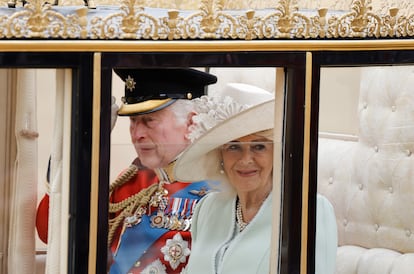 El rey Carlos III junto la reina Camila, durante el desfile 'Trooping the Colour', este sábado en Londres.  