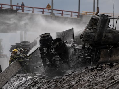 Cuerpo de bomberos en el lugar de la explosión este miércoles