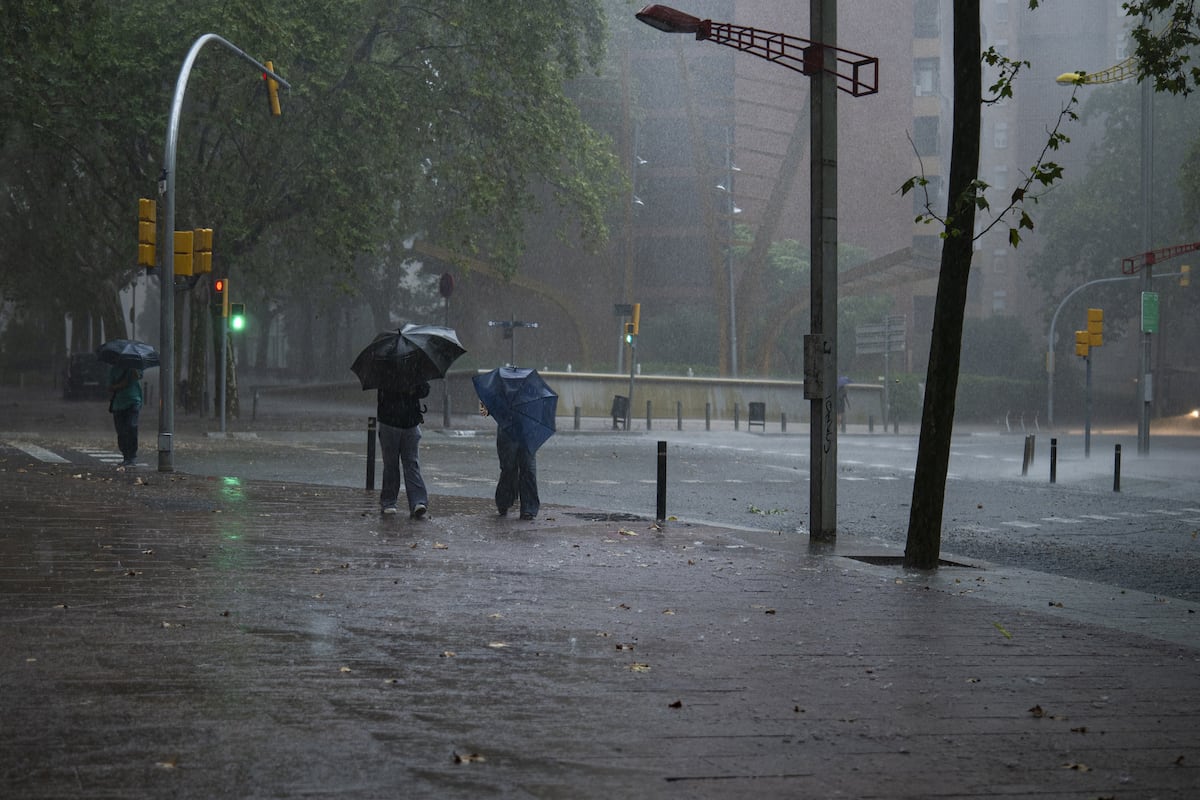 La Aemet decreta aviso rojo por lluvias torrenciales en Castellón, Valencia y Tarragona