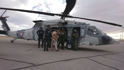 El narcotraficante mexicano Joaquín 'El Chapo' Guzmán es visto hoy, jueves 19 de enero de 2017, durante su traslado al aeropuerto de Ciudad Juárez (México) para su extradición a los Estados Unidos, donde será presentado ante los tribunales de Nueva York.