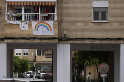 Una pancarta de felicitación de cumpleaños y otra con el arcoiris con las palabras 'Todo saldrá bien' en un edificio de Sevilla.