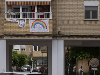 Una pancarta de felicitación de cumpleaños y otra con el arcoiris con las palabras 'Todo saldrá bien' en un edificio de Sevilla.