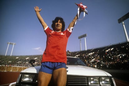 Waldemar Victorino, del Nacional de Montevideo, celebra la Intercontinental conquistada ante el Nottingham Forest por 1-0. Fue en 1981 en Tokio.