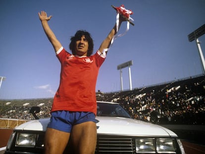 Waldemar Victorino, del Nacional de Montevideo, celebra la Intercontinental conquistada ante el Nottingham Forest por 1-0. Fue en 1981 en Tokio.