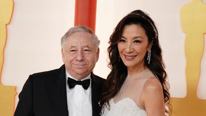 Jean Todt y Michelle Yeoh llegan a la gala de los Oscar, celebrada el 12 de marzo de 2023, en una ceremonia en la que ella recogería la estatuilla a Mejor actriz principal por 'Todo a la vez en todas partes'.