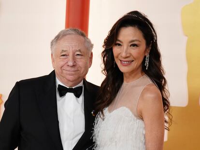 Jean Todt y Michelle Yeoh llegan a la gala de los Oscar, celebrada el 12 de marzo de 2023, en una ceremonia en la que ella recogería la estatuilla a Mejor actriz principal por 'Todo a la vez en todas partes'.