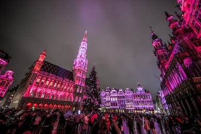 La noria de la plaza de Santa Catalina observa iluminada cómo Bruselas y sus principales monumentos comienzan a brillar ya desde finales de noviembre. La capital belga vive sus Placeres de Invierno (Plaisirs d'hiver), nombre del mercado navideño que año tras año ha ido extendiendo sus casetas por el centro de la ciudad: este 2017 arrancó el 24 de noviembre con el encendido del enorme Árbol decorado de la Gran Plaza (en la foto), que cada noche ofrece un espectáculo audiovisual; terminará el 31 de diciembre. La noria, junto con la pista de patinaje al aire libre, seguirán en marcha hasta el 7 de enero.