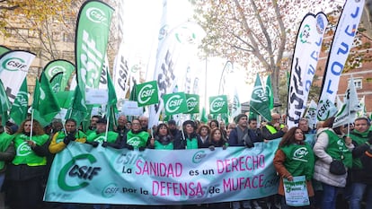 Decenas de personas durante una concentracin, frente a la Direccin General de Muface de Madrid.