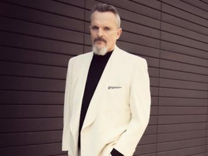 Miguel Bosé en una de las imágenes con las que ha regresado a Instagram al cumplir 65 años.