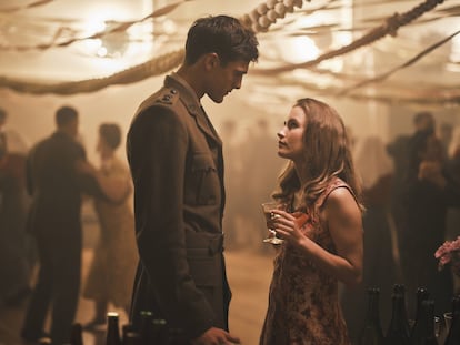Jacob Elordi y Olivia DeJonge, en 'El camino estrecho'.