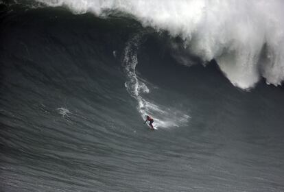 El australiano Ross Clarke-Jones, surfista profesional de olas grandes, intenta escapar de la espuma. Las condiciones de viento y 'swell' tienen que ser muy precisas para dar lugar a olas surfeables.