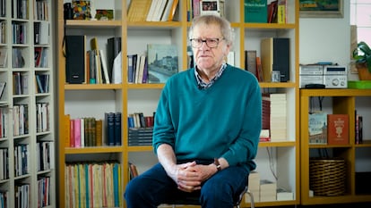 El hispanista Ian Gibson frente a la pequeña biblioteca en su casa del barrio madrileño de Lavapiés.