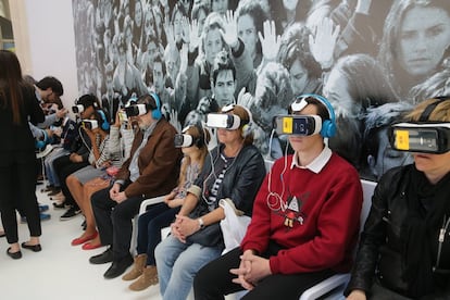 Los visitantes, con gafas de realidad virtual viendo el proceso de elaboracion de una noticia en 360º. 