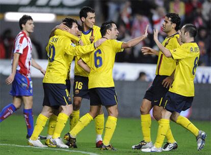 El Barcelona celebra el gol de Pedro ante el Sporting