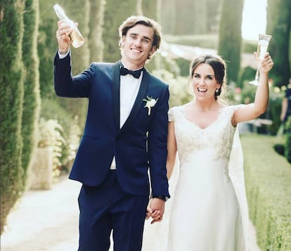 Griezmann y su pareja, Erika Choperena, en la primera imagen de la boda que ha compartido el jugador en su Instagram.