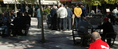 Jubilados en una plaza de Madrid.